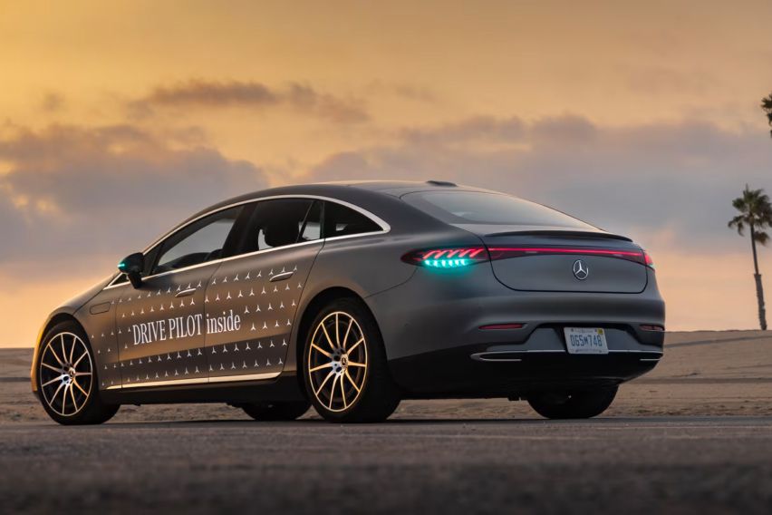 Turquoise lights to indicate autonomous driving mode in Mercedes-Benz cars