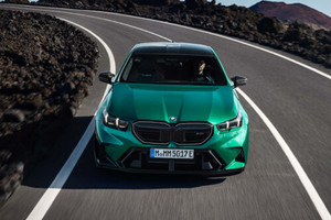 2025 BMW M5 debuts with a V8 plug-in hybrid mill