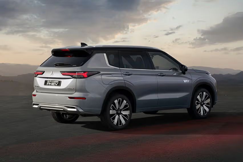 2025 Mitsubishi Outlander PHEV rear profile
