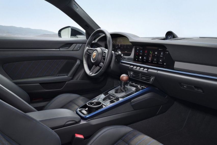 New Porsche 911 Carrera T interior