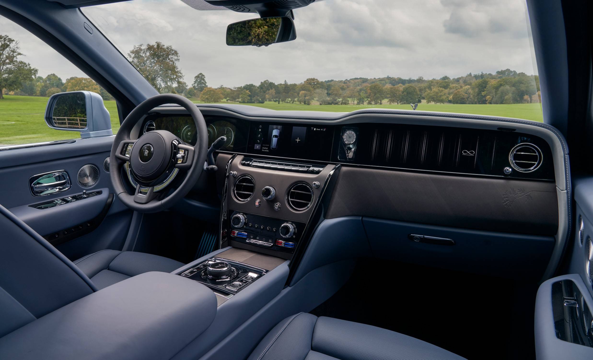 ROLLS ROYCE BLACK BADGE CULLINAN DAISY Dashboard