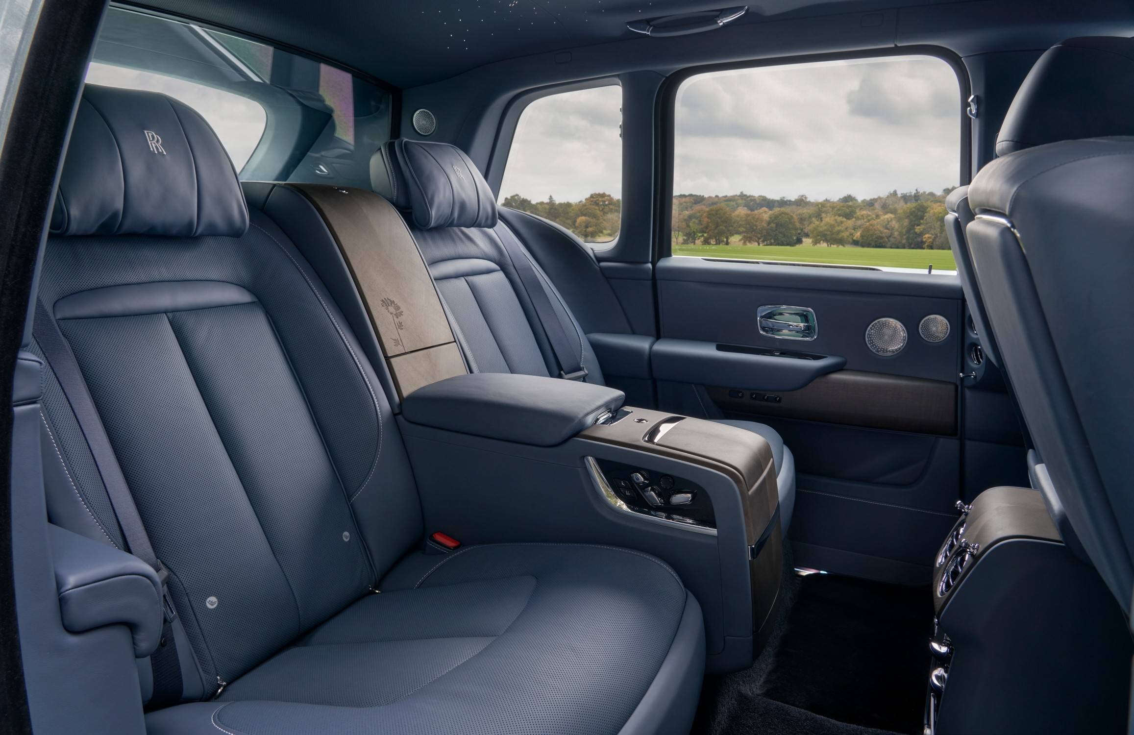 BLACK BADGE CULLINAN DAISY Seats
