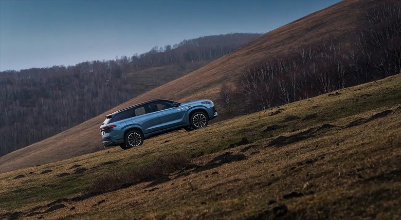 Jaecoo J8 2025 on mountain