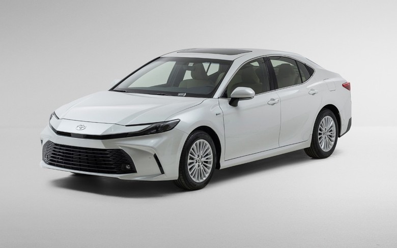 Toyota Camry 2025 E Plus HEV