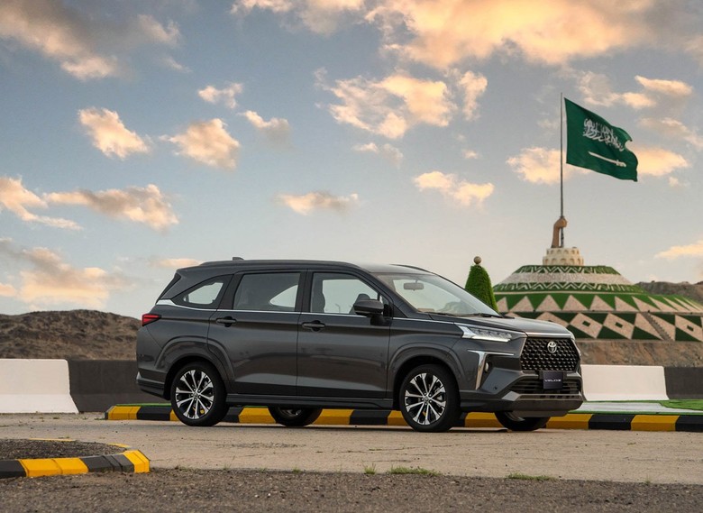 Toyota Veloz 2025 Side View angle