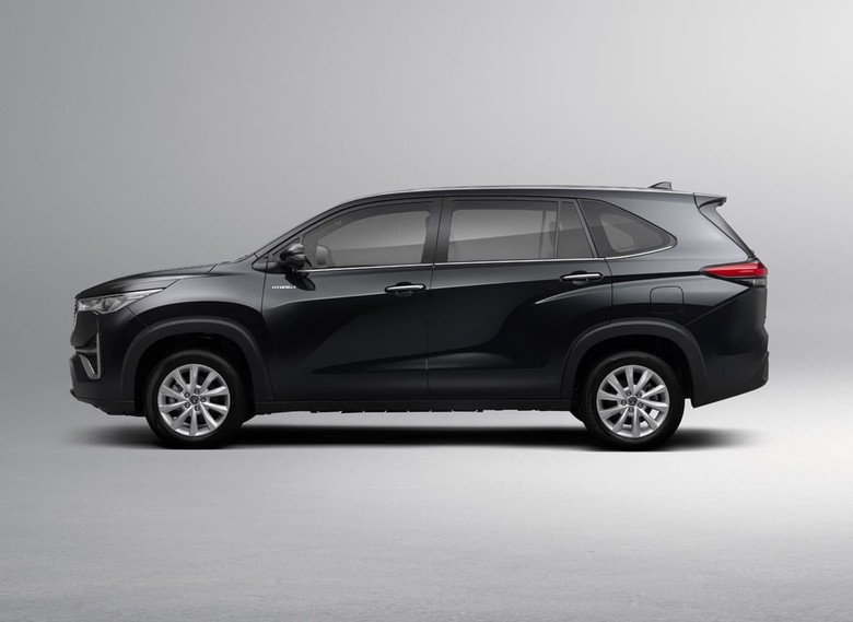 Toyota Innova 2025 Left Side