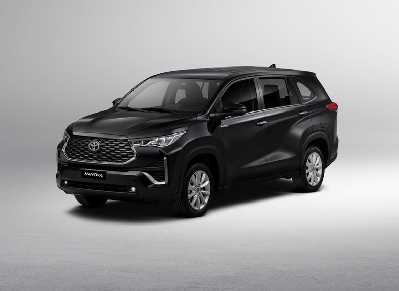 Toyota Innova 2025 Front Left Side