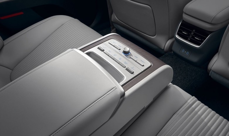 Hyundai Azera 2025 Rear Seat Controls