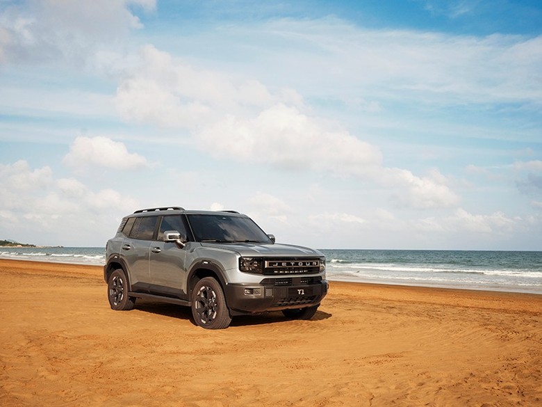 Jetour T1 in sand