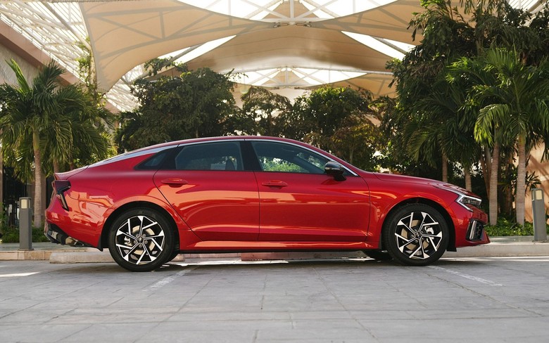 Kia K5 Side
