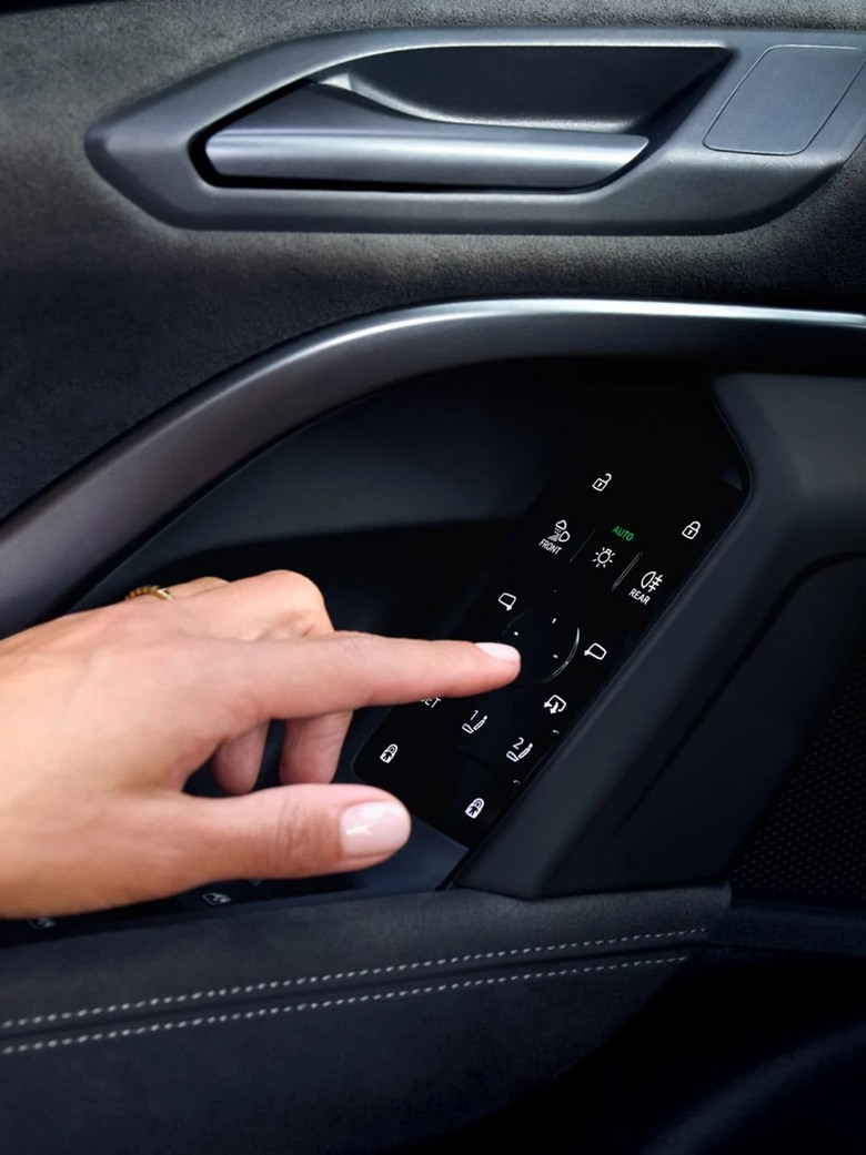 Audi Q5 2025 driver controls