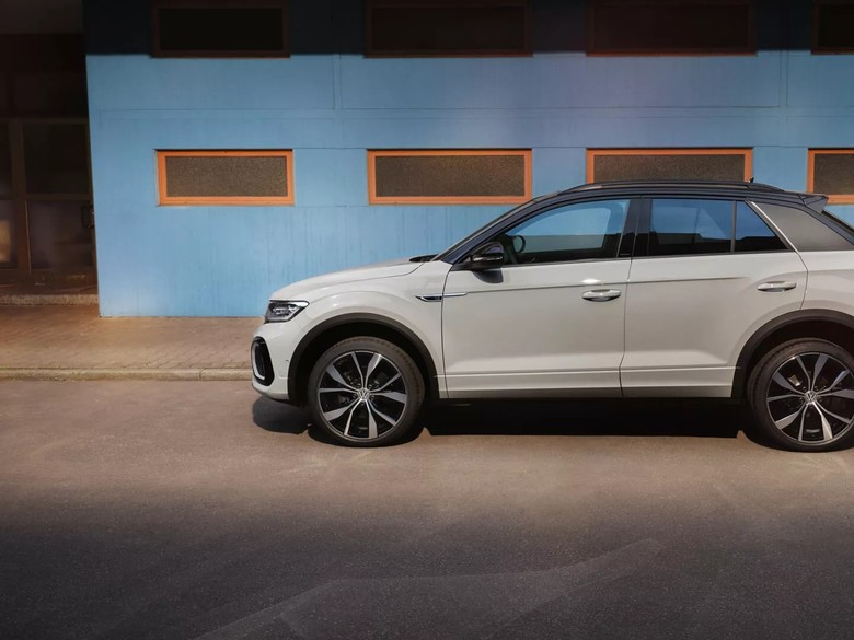 Volkswagen T-Roc Side View