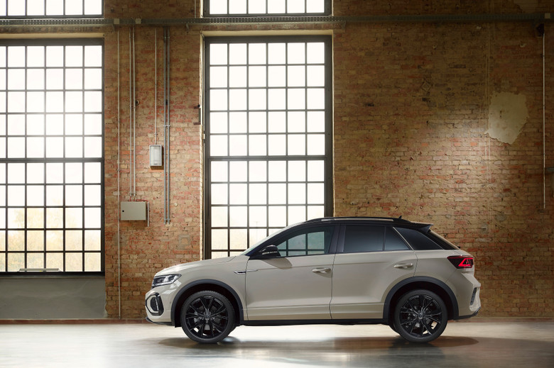 Volkswagen T-Roc Side View