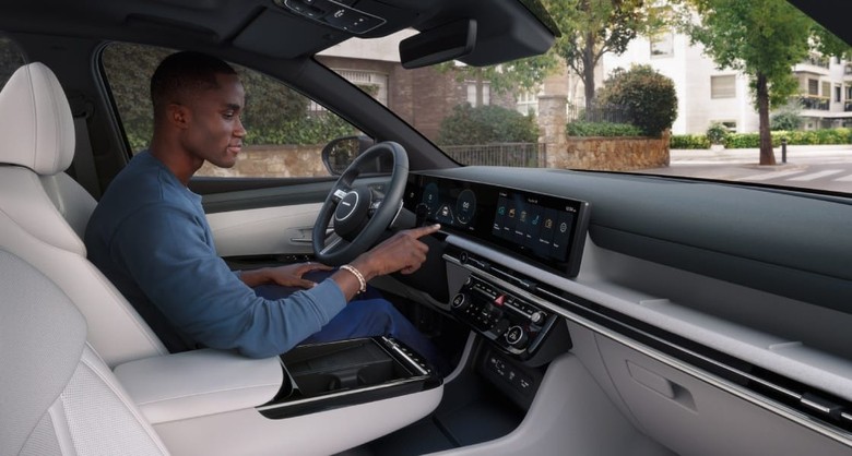 Hyundai Tucson Panoramic Digital Display