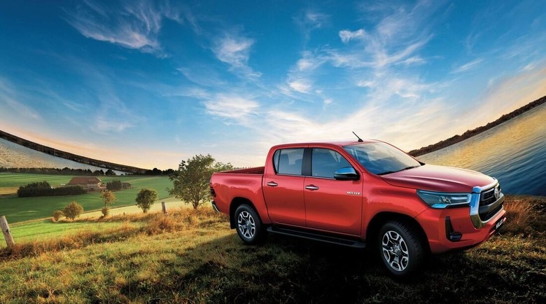 Toyota Hilux Side View