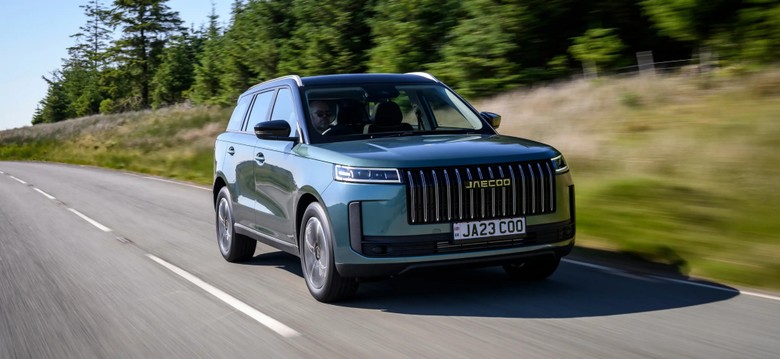 Jaecoo J5 Front View on road