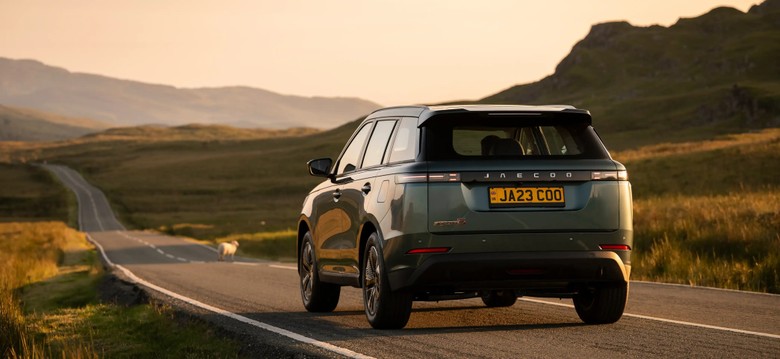 Jaecoo J5 Rear View on road