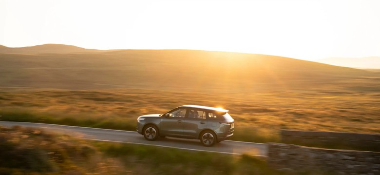 Jaecoo J5 Side View on road