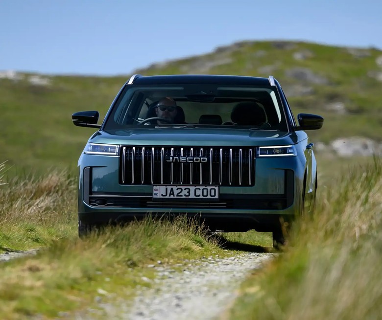 Jaecoo J5 Front View in grassland