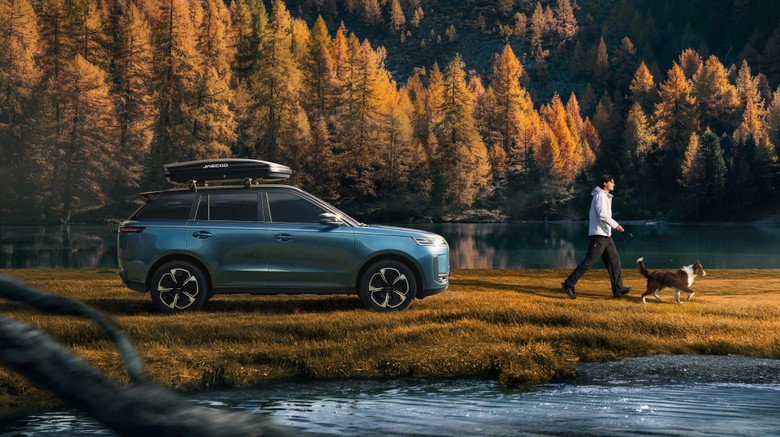 Jaecoo J5 Side view on road