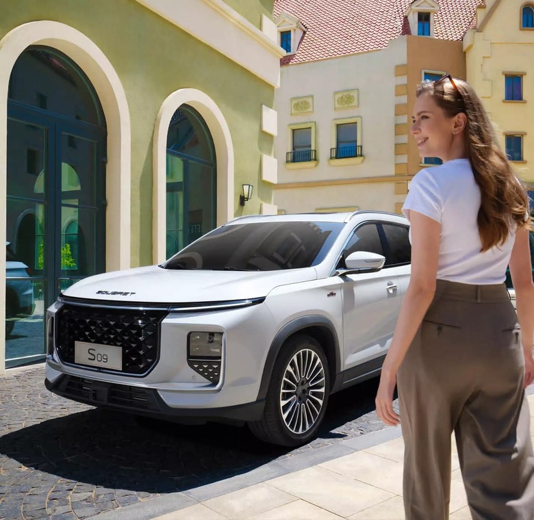 Soueast S09 on the streets