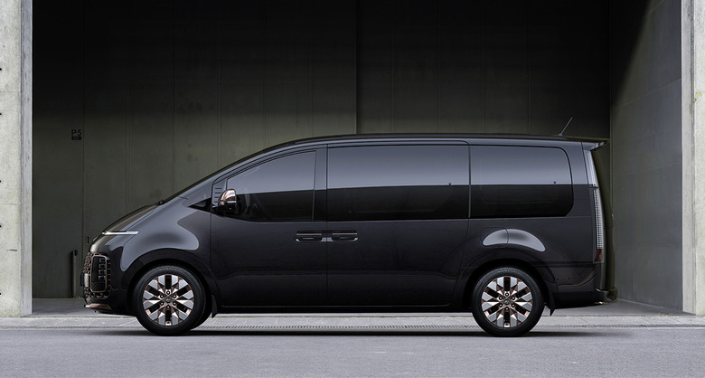 Hyundai Staria Side View