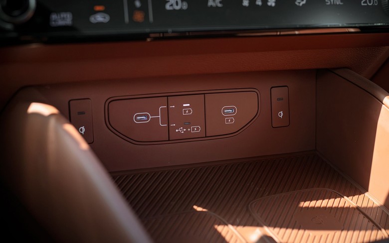 Kia K8 Charging points and wireless charging tray