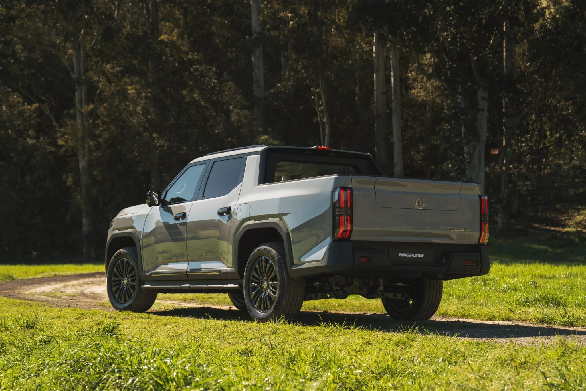 MG MGU9 Side Rear View