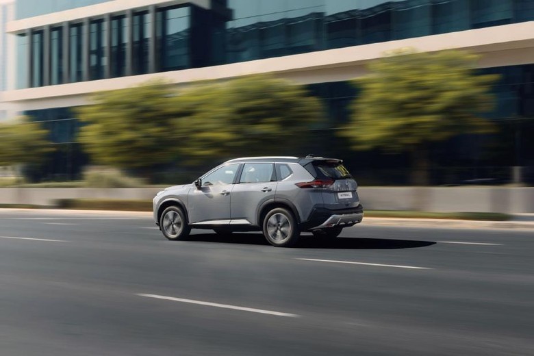 Nissan X-trail Side view on road