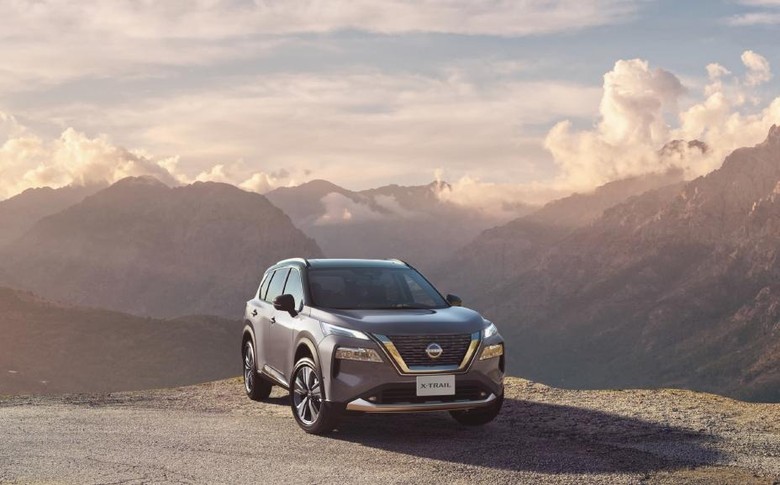 Nissan X-trail off-roading in mountains