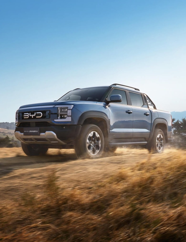 BYD Shark 6 Off roading in sand