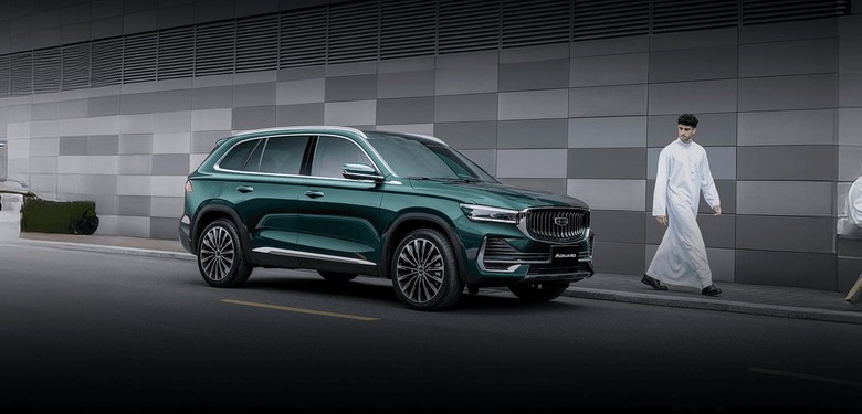 Geely Monjaro side view in green color