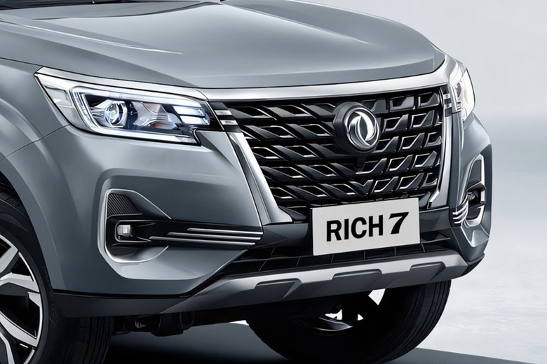 Dongfeng Rich 7 front view in grey color