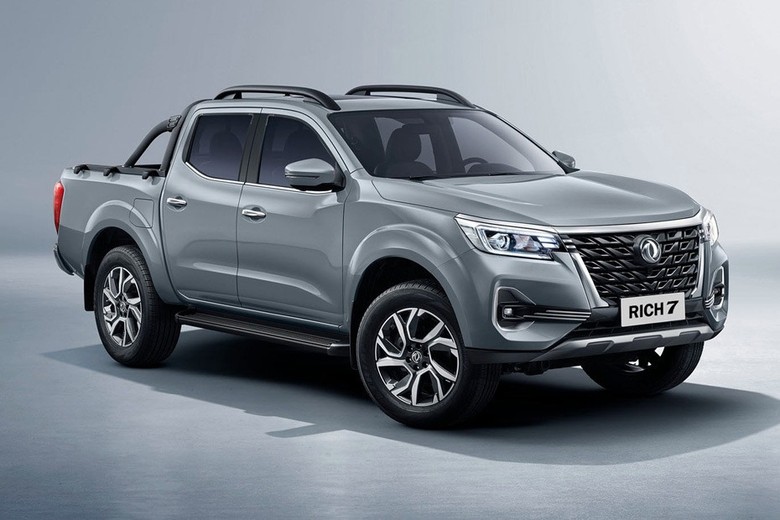 Dongfeng Rich 7 side view in grey color