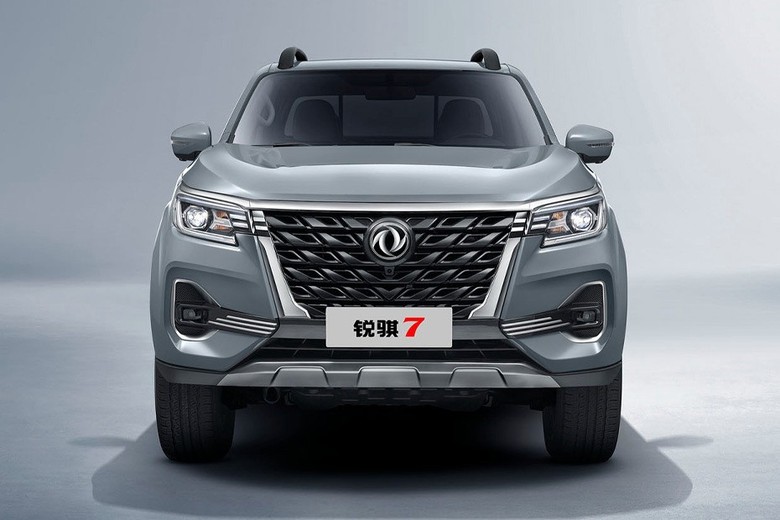 Dongfeng Rich 7 front view in grey color
