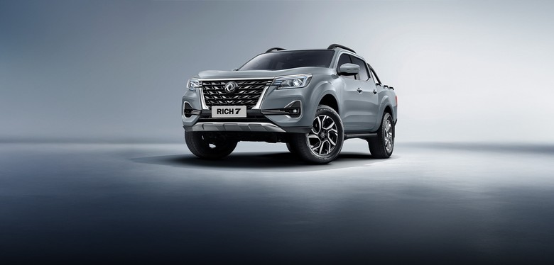 Dongfeng Rich 7 front view in grey color