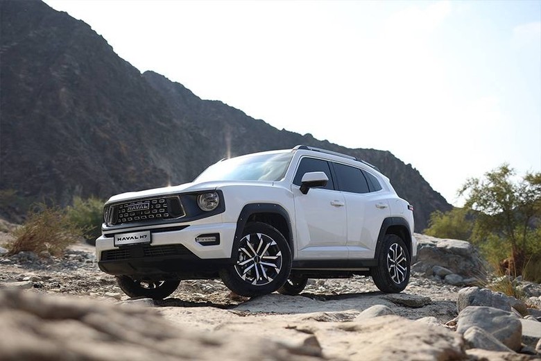 Haval H7 side view in white color