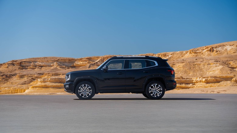 Haval H7 side view in black color