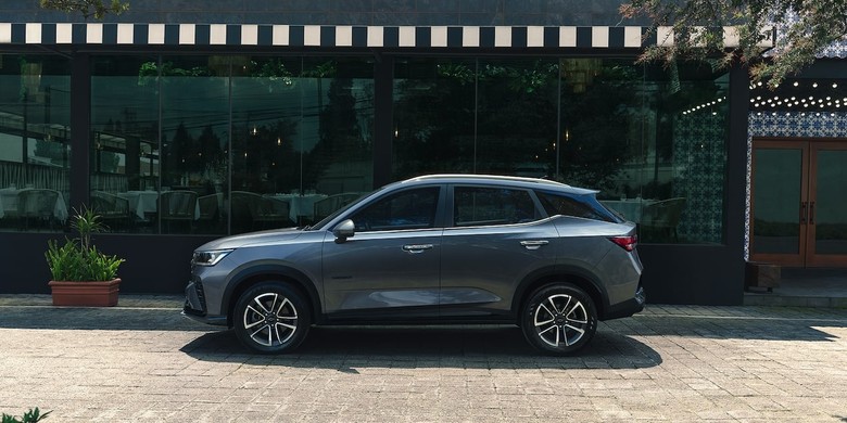 Chevrolet Groove side view in grey color
