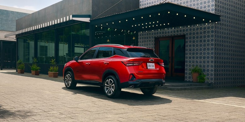 Chevrolet Groove rear view in red color