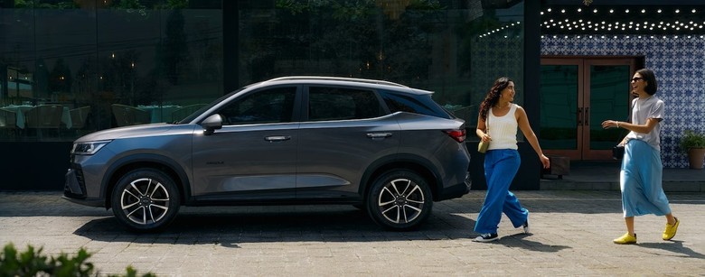 Chevrolet Groove side view in grey color