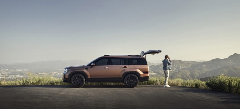 Hyundai Santa Fe side view in brown color