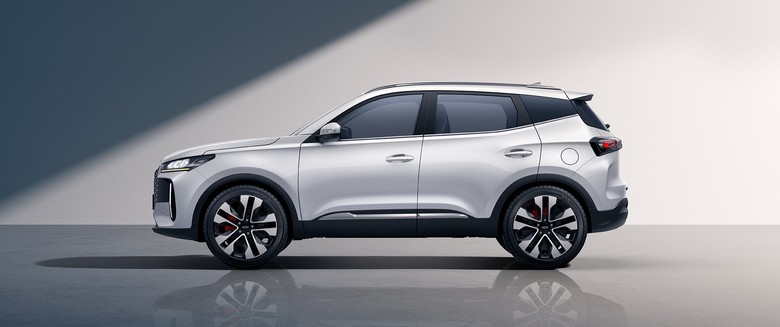 Chery Tiggo 4 Pro side view in white color