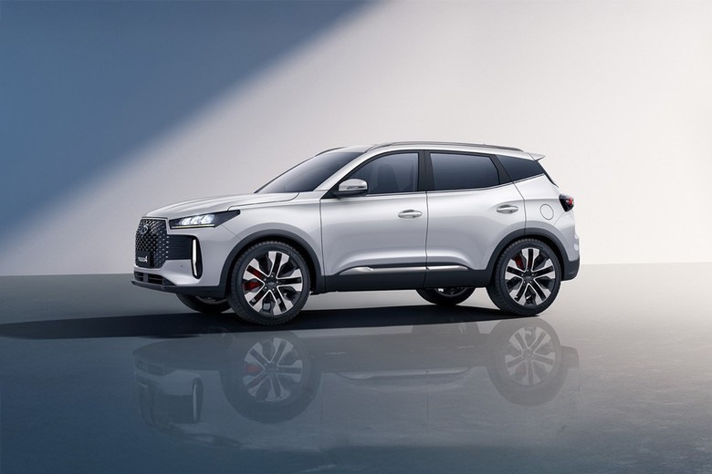 Chery Tiggo 4 Pro side view in white color