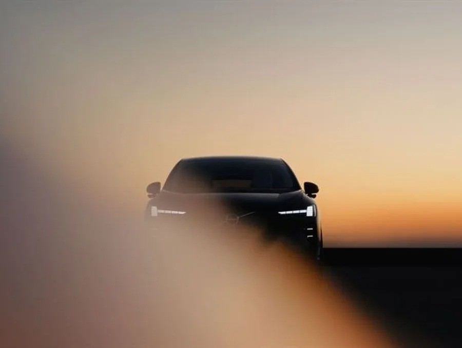 Volvo EX90 Front View