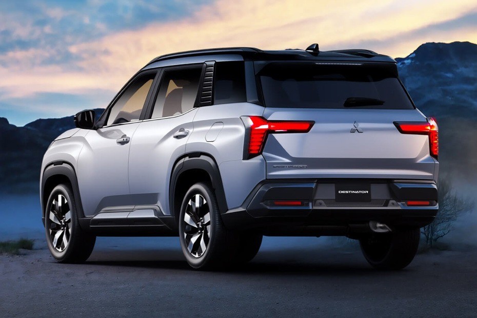 mitsubishi destinator rear view in white color