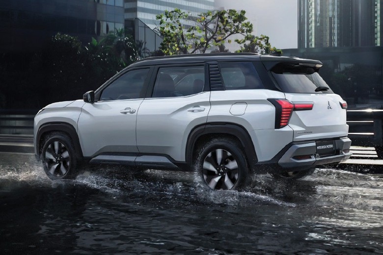 mitsubishi destinator side view in white color