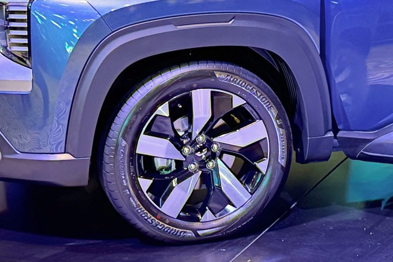 mitsubishi destinator tyre view in blue color