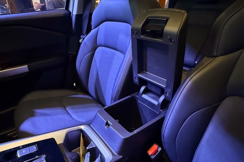 mitsubishi destinator interior view 