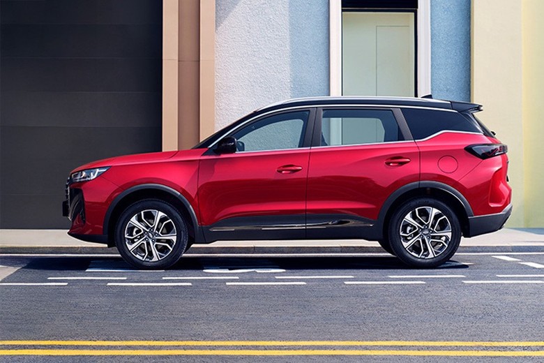  chery tiggo 7 side view in red color